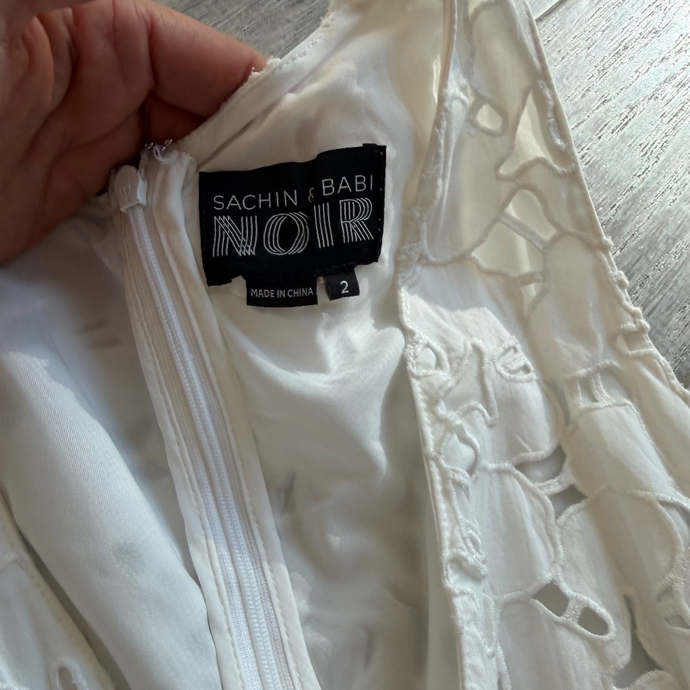 Sachin & Babi Noir White Guipure Lace Deep V Lined Dress with Slit - Size 2